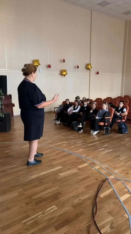 Новгородские полицейские обсудили проблемы буллинга и наркомании в гимназии «Исток»