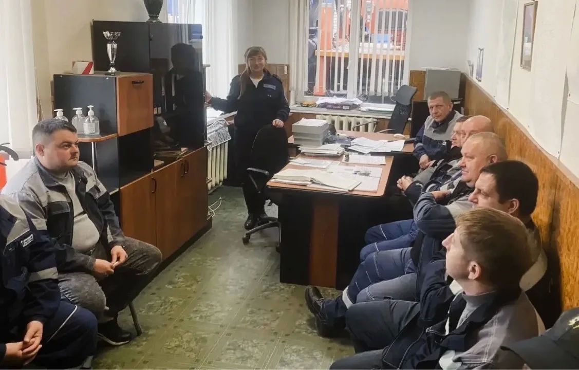Сотрудники Госавтоинспекции проводят профилактические беседы с водителями предприятий Новгородского округа