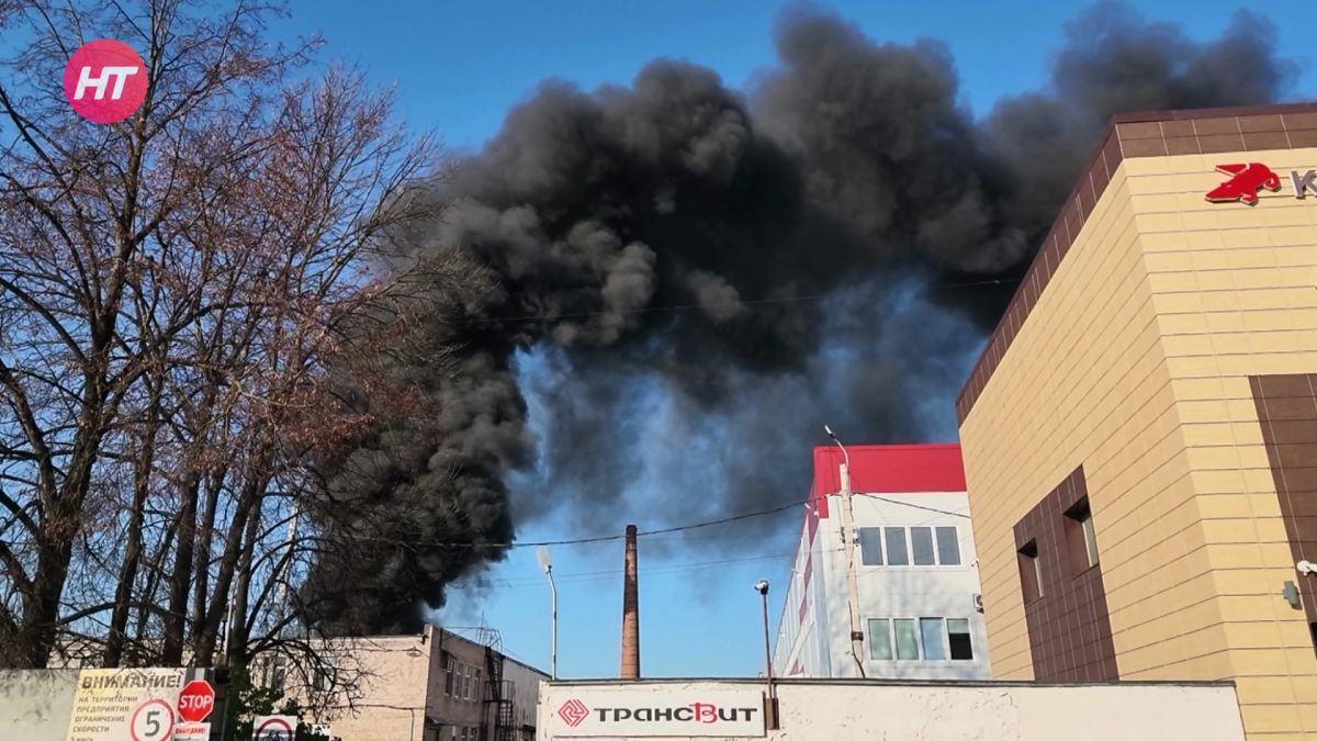 Пожарные ликвидируют возгорание на новгородском заводе «Трансвит»