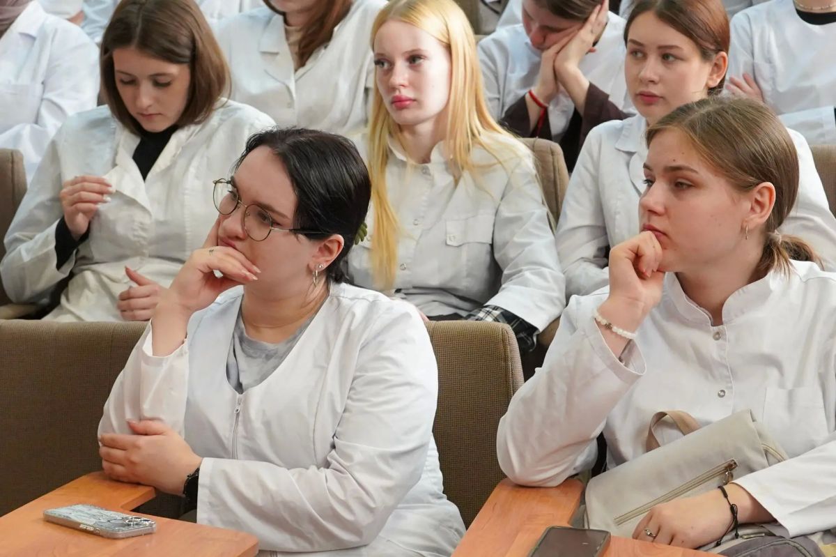 Сегодня министр здравоохранения Новгородской области Валерий Яковлев встретился со студентами старших курсов Медицинского колледжа Новгородского государственного университета: Сегодня министр здравоохранения Новгородской области Валерий Яковлев встретился со студентами старших курсов Медицинского колледжа Новгородского государственного университета: