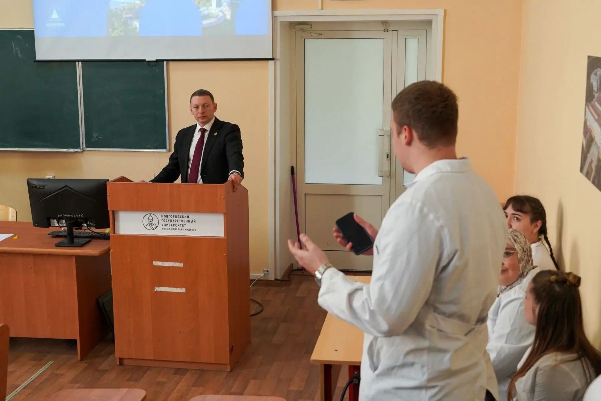 Сегодня министр здравоохранения Новгородской области Валерий Яковлев встретился со студентами старших курсов Медицинского колледжа Новгородского государственного университета: Сегодня министр здравоохранения Новгородской области Валерий Яковлев встретился со студентами старших курсов Медицинского колледжа Новгородского государственного университета: