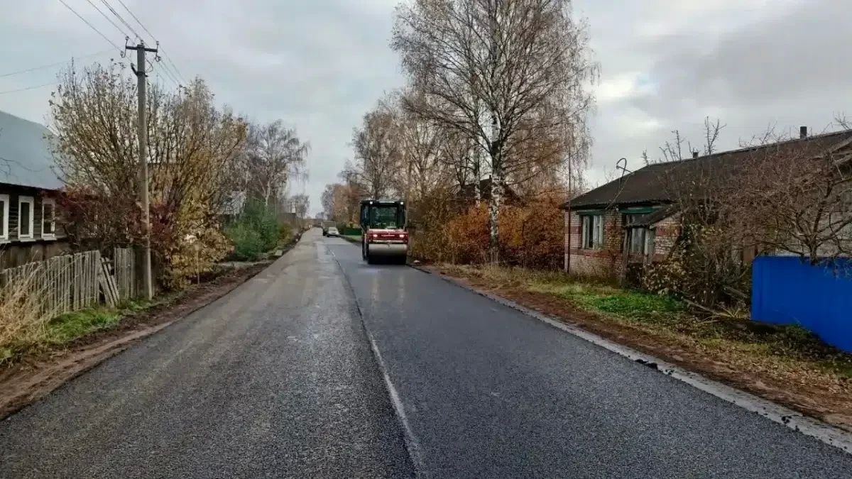 В Пестовском округе досрочно завершают ремонт дороги