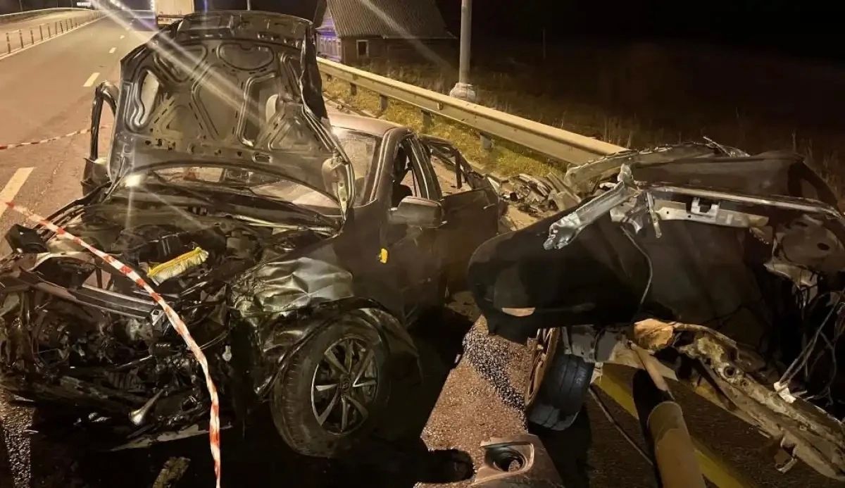 На М-10 в Валдайском округе столкнулись «Лада Гранта» и грузовик