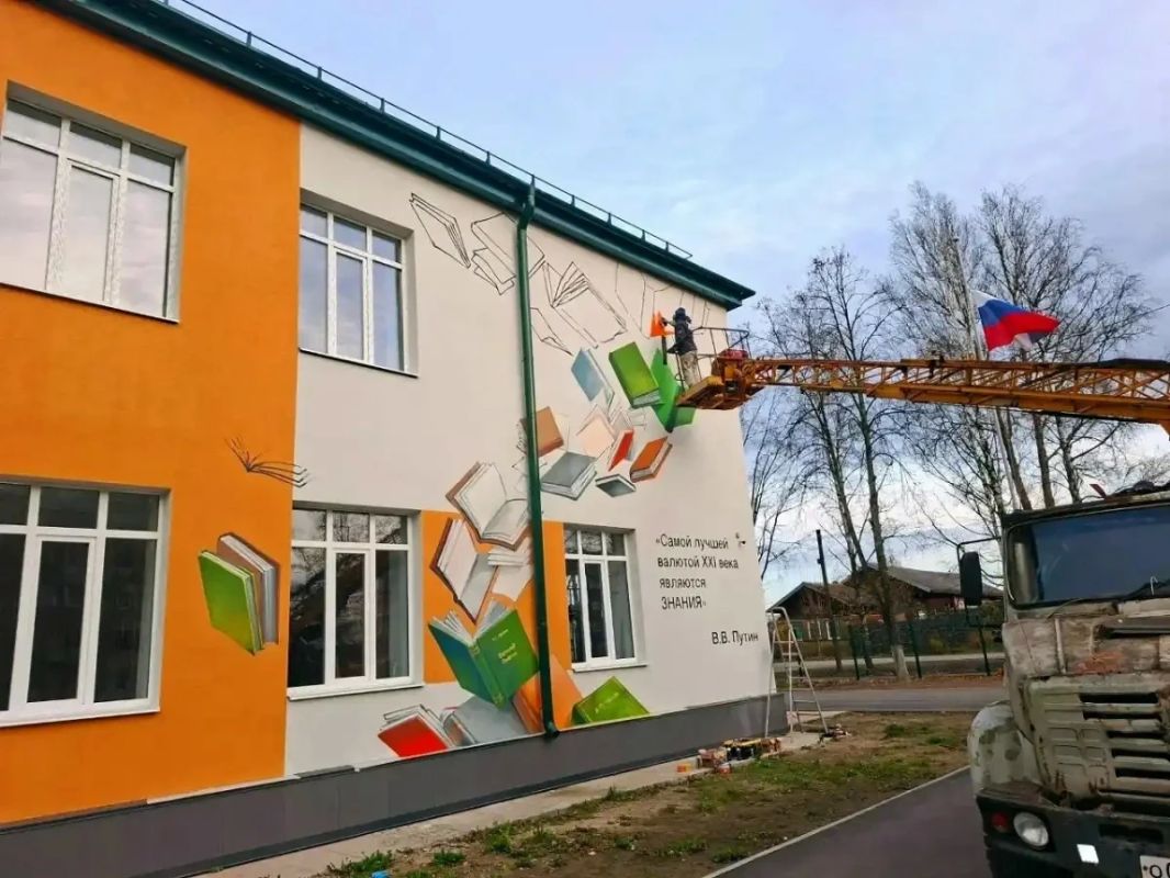 Фасад школы №9 в Боровичах украсит мурал