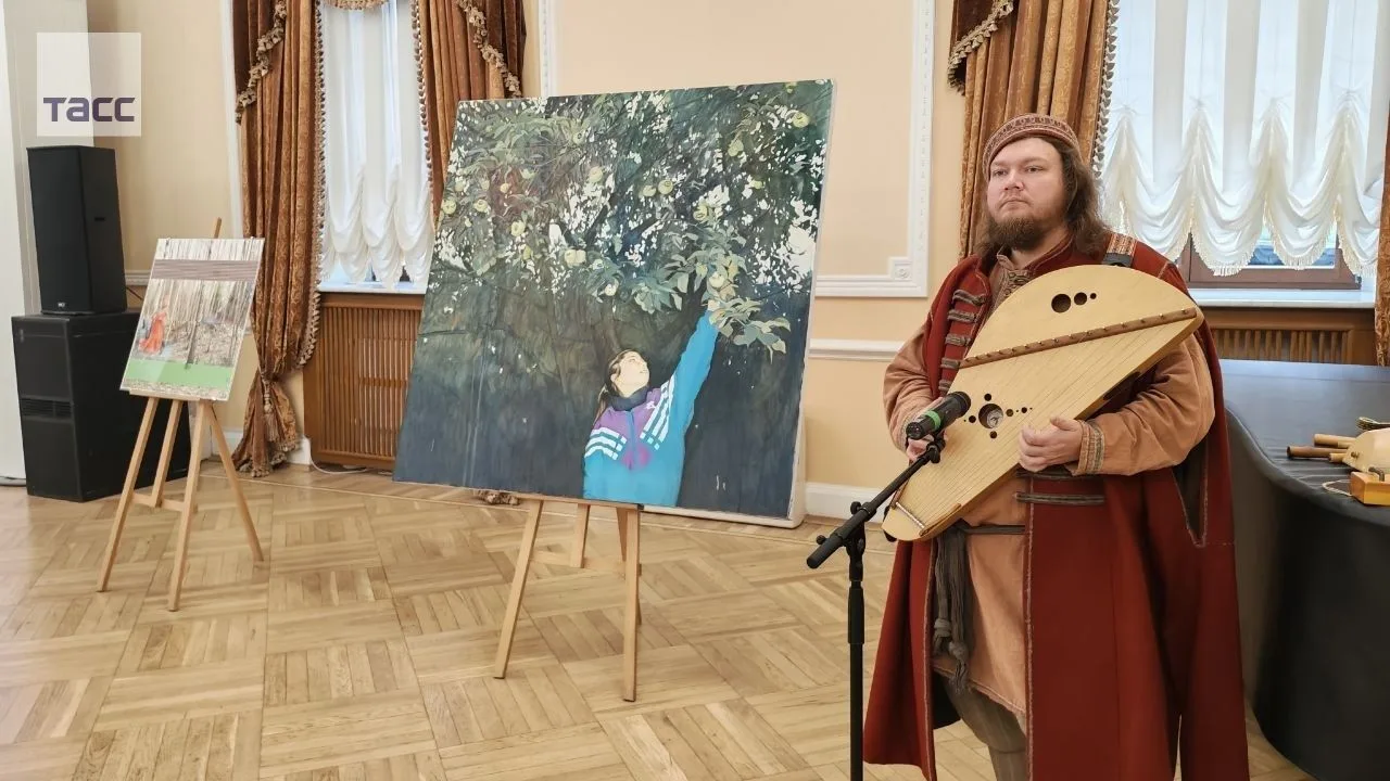 Видеоарт в наличнике и зеркало из бисера представили на выставке "Дом, который во мне" в Великом Новгороде, передает корреспондент ТАСС