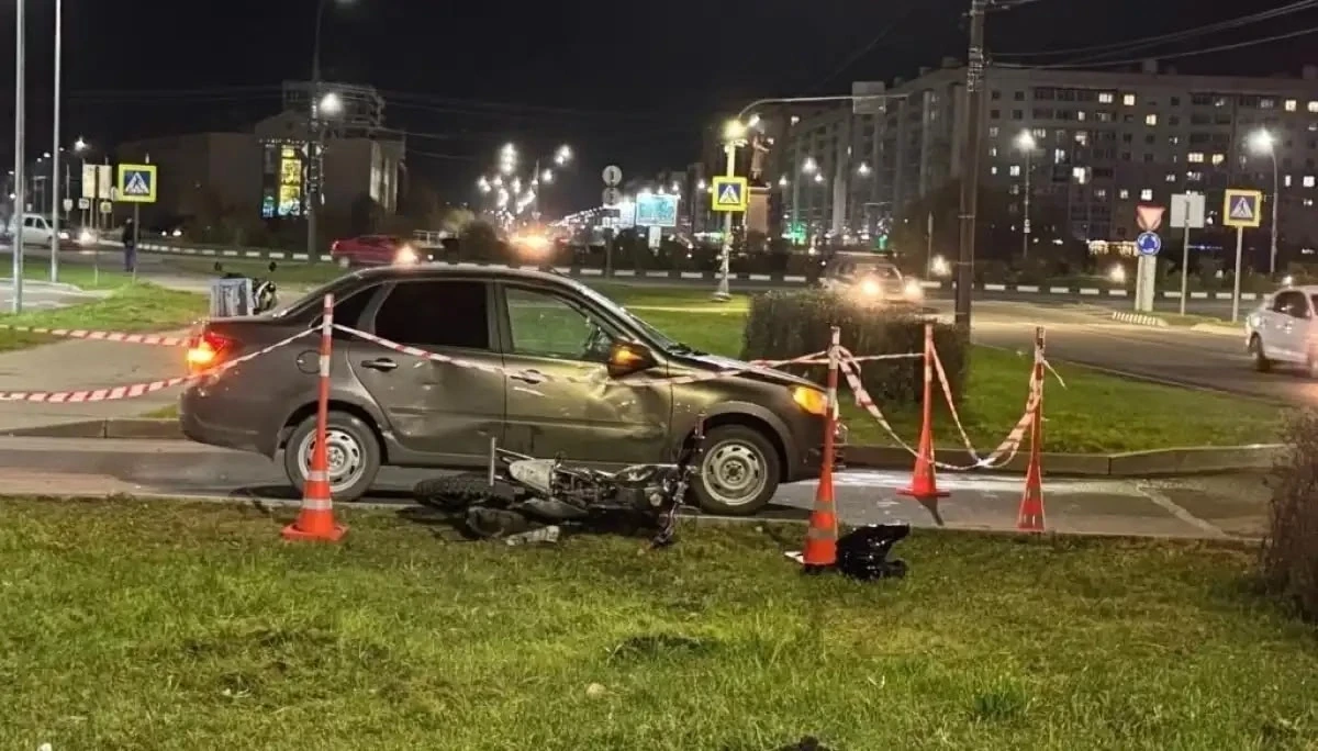 Водитель питбайка сломал ключицу в ДТП в Великом Новгороде