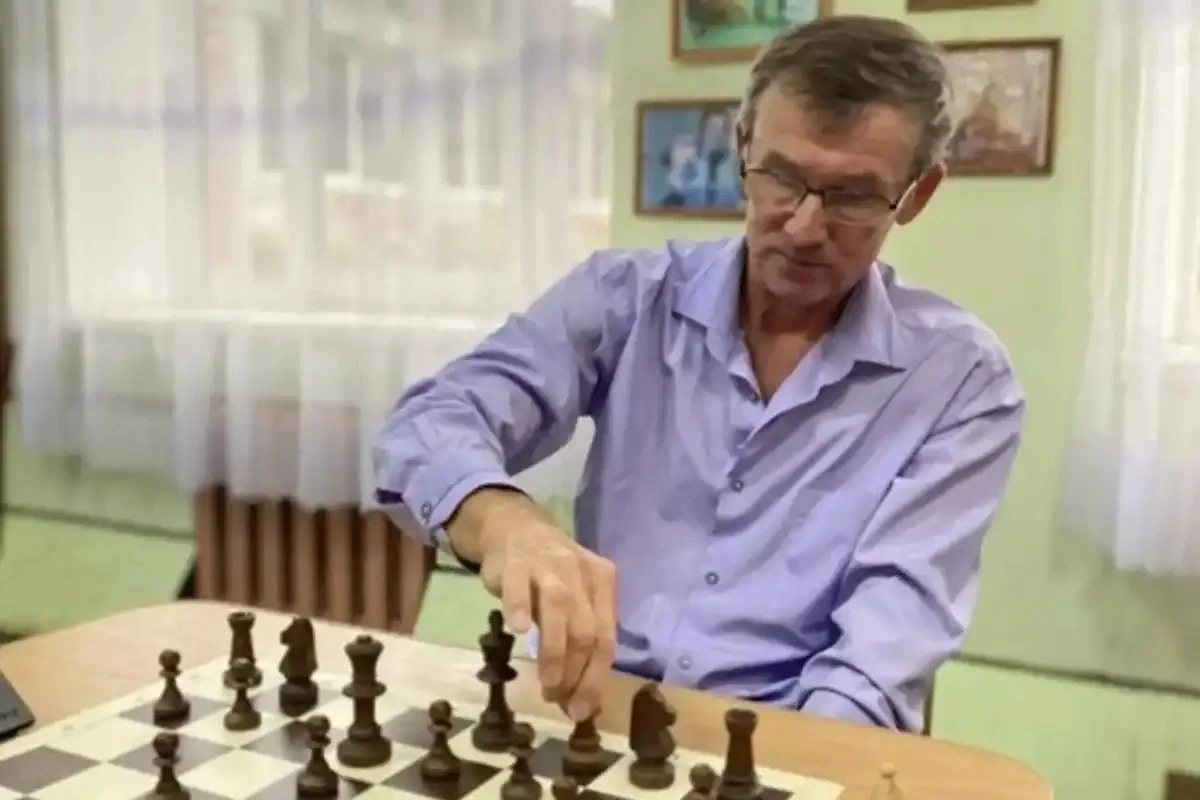 Окуловский шахматист Пётр Павлов победил в конкурсе «Тренер нашего двора»