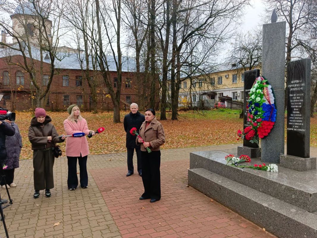Новгородцы почтили память жертв политических репрессий Новгородцы почтили память жертв политических репрессий