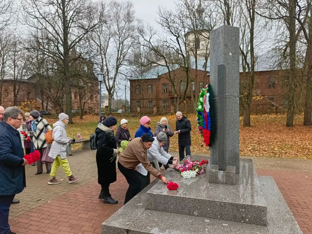 Новгородцы почтили память жертв политических репрессий Новгородцы почтили память жертв политических репрессий
