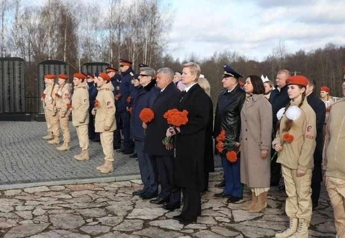Александр Звягинцев участвовал в открытии экспозиции «Сожженные деревни Новгородской земли» на территории музейно-мемориального комплекса в деревне Жестяная Горка Александр Звягинцев участвовал в открытии экспозиции «Сожженные деревни Новгородской земли» на территории музейно-мемориального комплекса в деревне Жестяная Горка