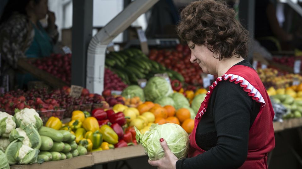 Запомните хитрые трюки продавцов на рынке: обвешивают и не краснеют