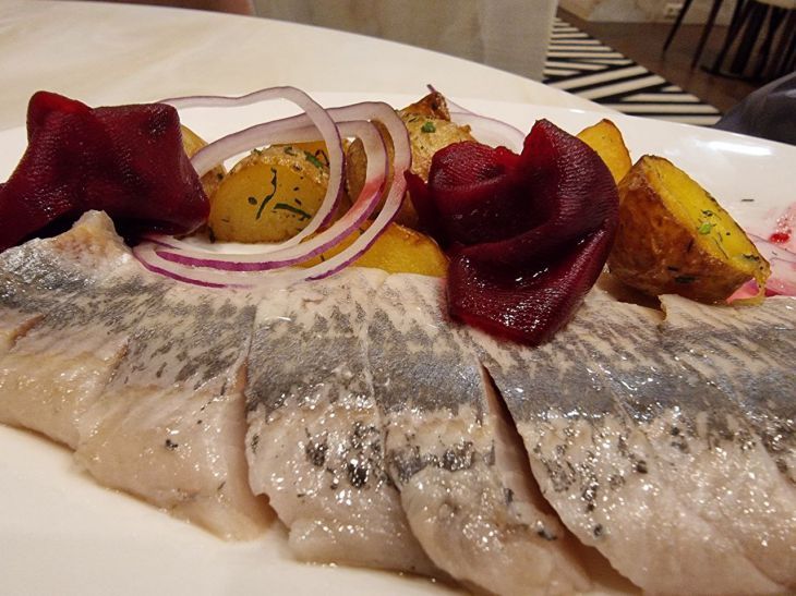 В чем вымочить селедку, чтобы рыба получила уникальный вкус и аромат: не только молоко