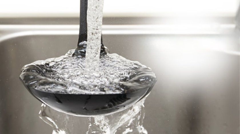 Японцы представили инновационный небрызгающий половник, который избавит вас от грязной кухни