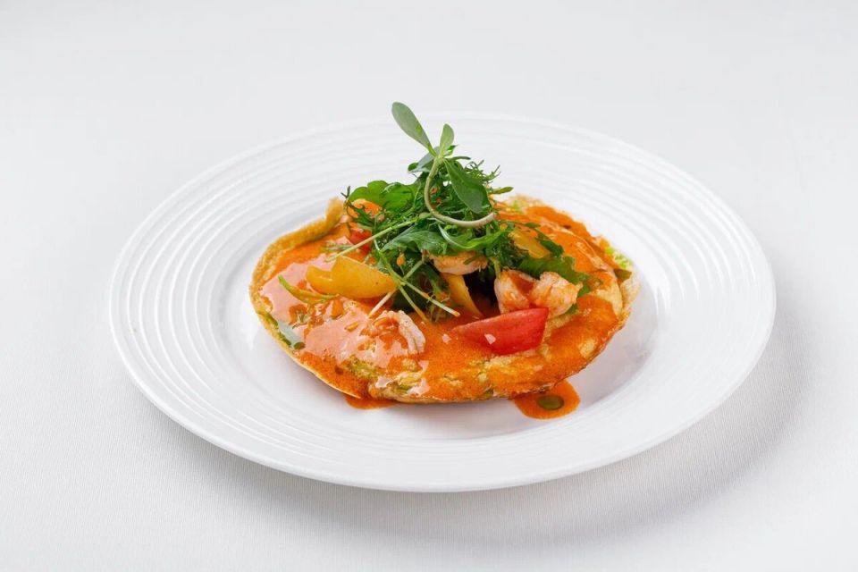 Ленивый выходной с изысканным омлетом: попробуйте рецепт с креветками и соусом биск