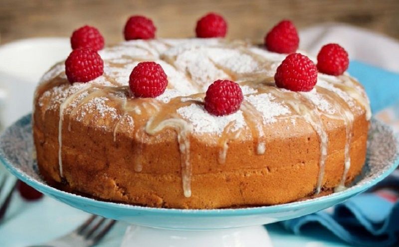 Шарлотка с ягодами и сметанным кремом: очарование летнего десерта