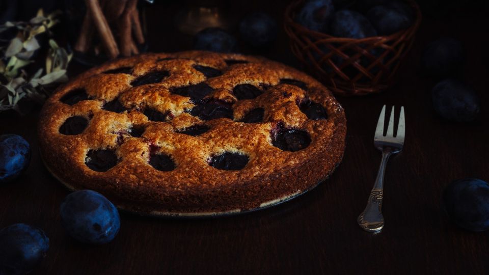 Так быстро сливовый пирог вы еще не готовили: тесто замешивать не нужно