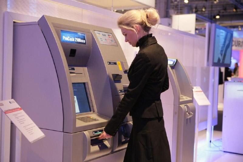 Как легально направить зарплату на карту близкого человека?