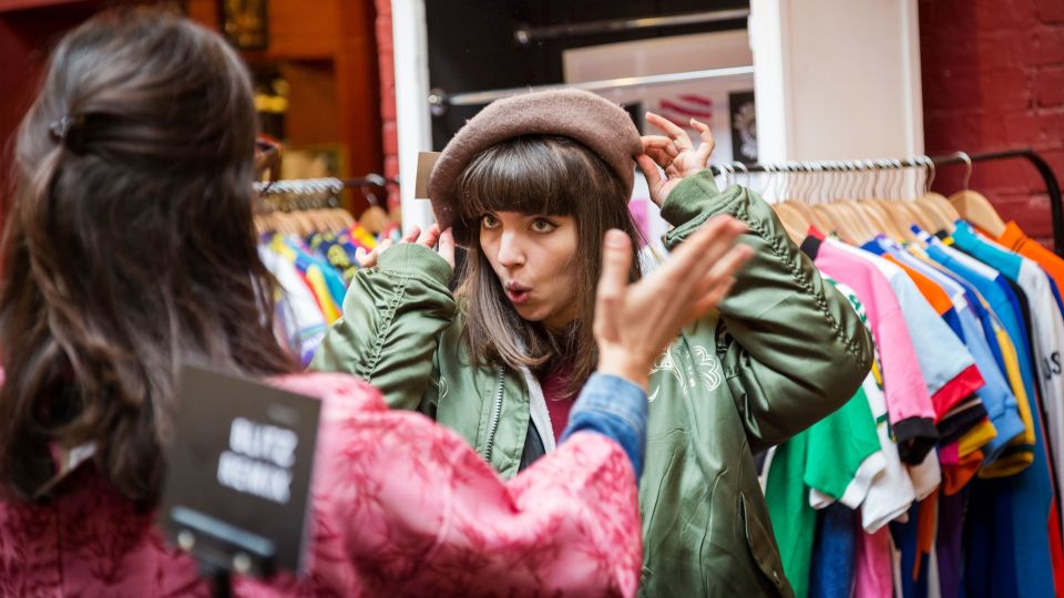 Секреты секонд-хендов: вот как от покупателей прячут хорошие вещи