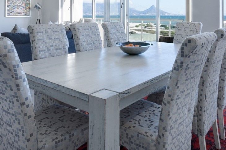 Как превратить старый обшарпанный стол в стильный элемент интерьера: копеечный лайфхак