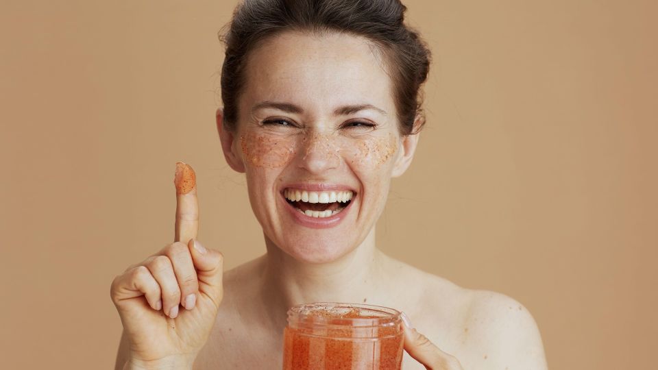 Изуродуют вашу кожу: какие скрабы для лица лучше отправить в мусорку