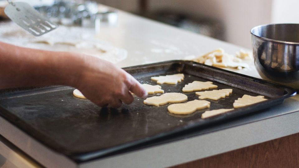 Даже запущенный противень отмоете без дорогой «химии»: смешайте три дешевых продукта