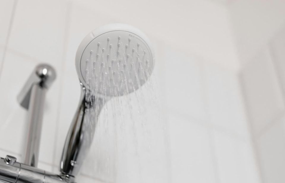 Как легко и быстро очистить душевую лейку: секрет простого средства