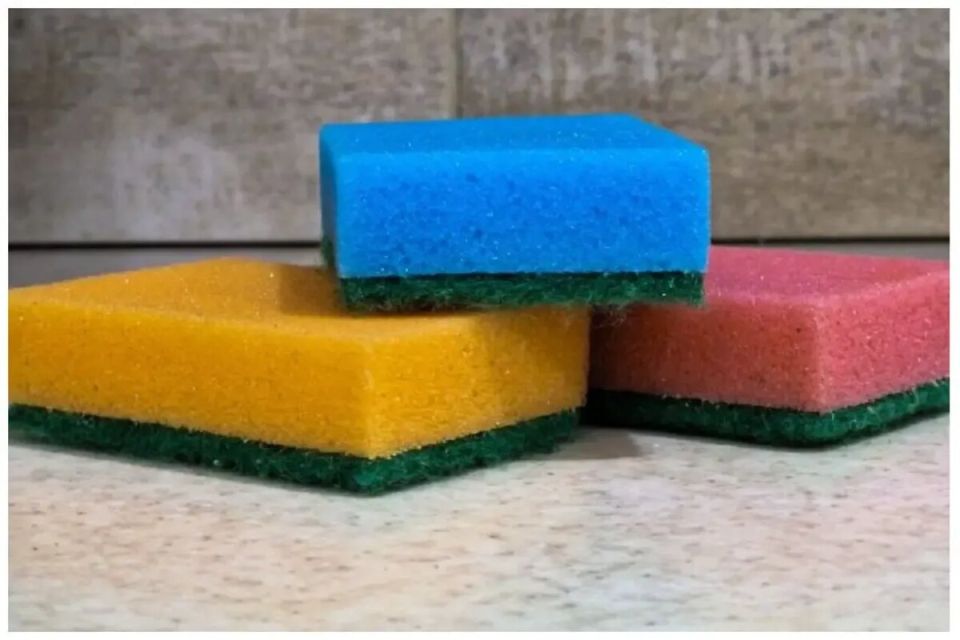 Когда стоит прощаться с губкой для мытья посуды: важные факты о чистоте на кухне