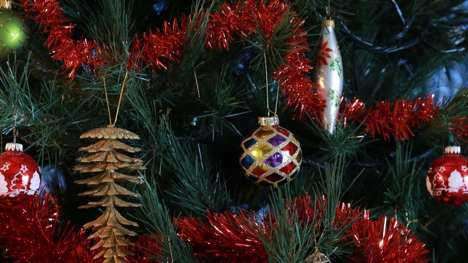 Слежавшаяся новогодняя мишура будет как новая: вот как вернуть ей пышность