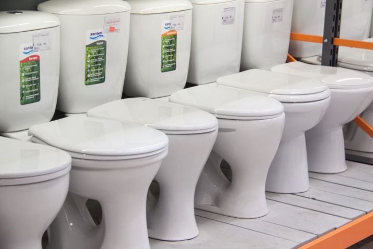 Как очистить унитаз от известкового налета и не испортить: 3 бережных, но рабочих средства