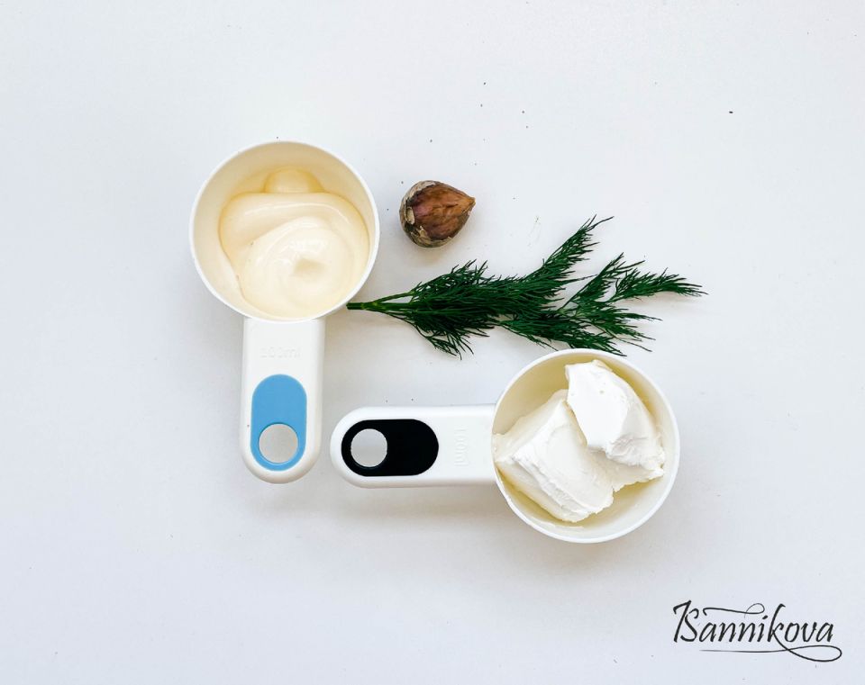 Создание изысканного сырно-чесночного соуса с укропом