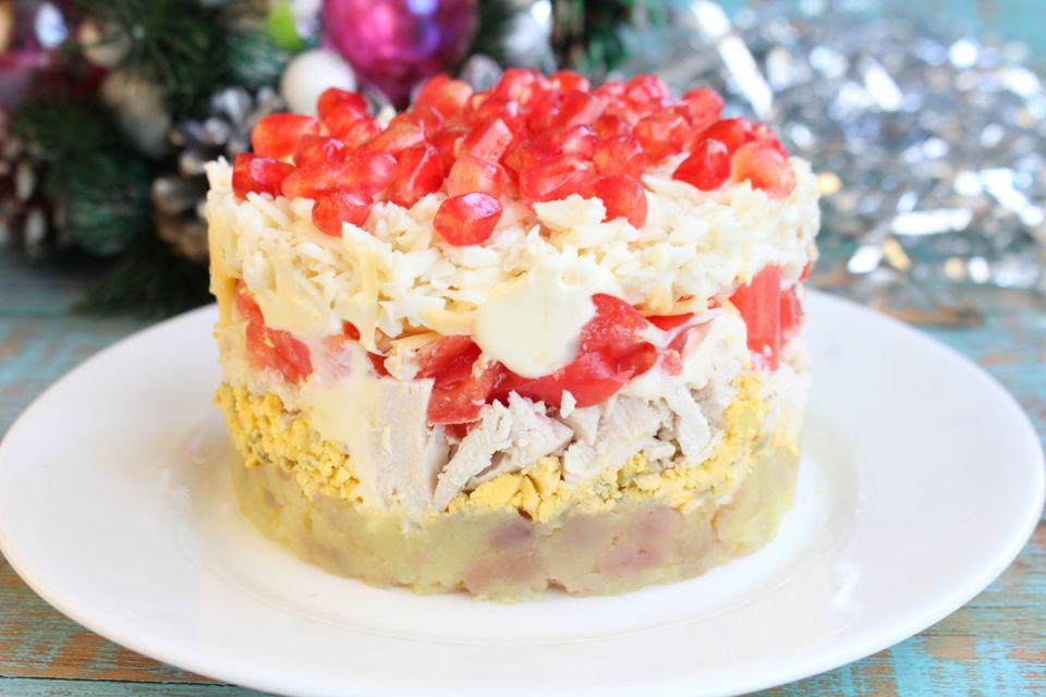Слоеный салат с курицей и овощами: идеальный выбор для любого стола