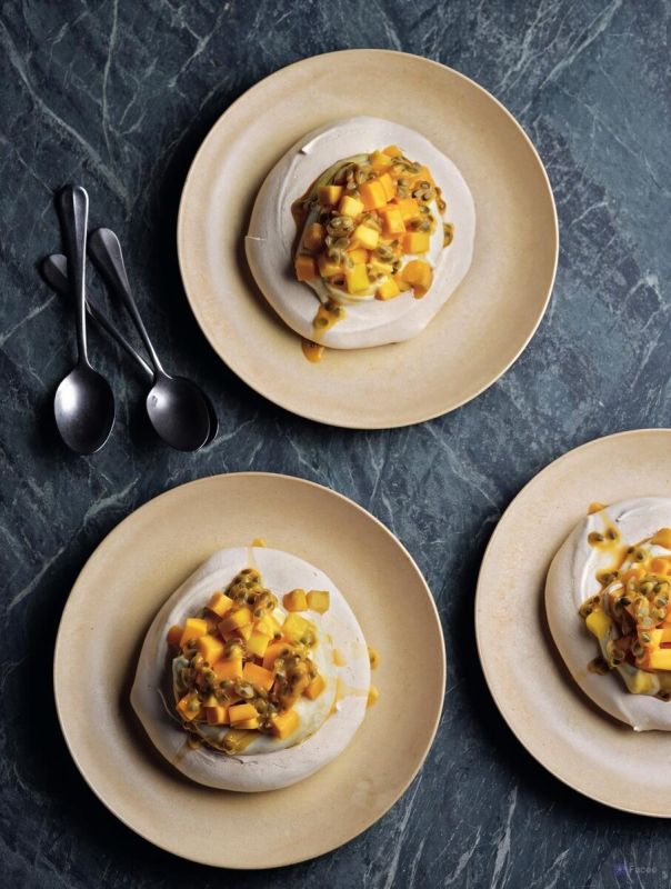 Павлова с манго и маракуйей: сладкое наслаждение