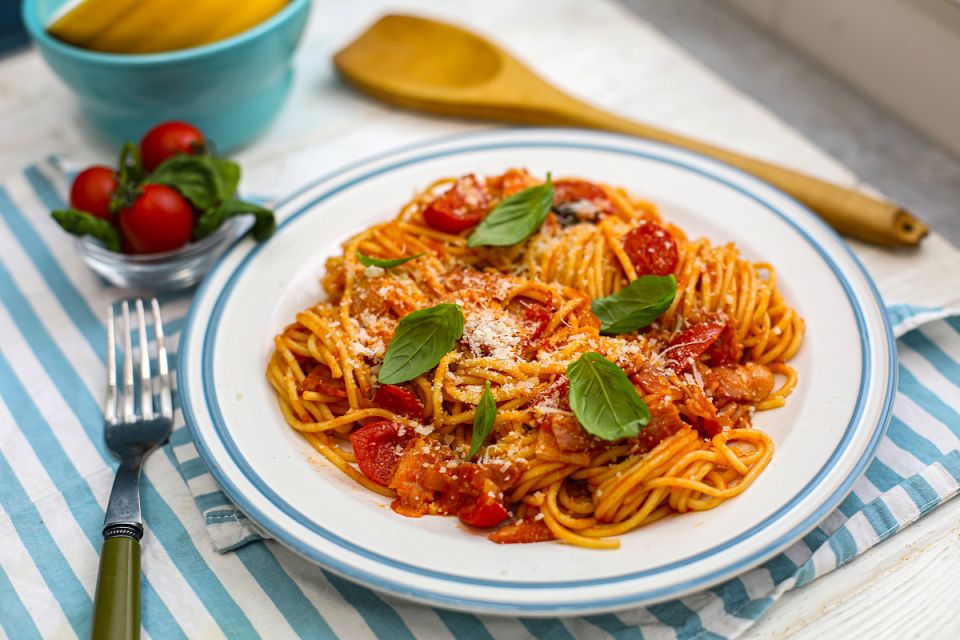 Спагетти с беконом и томатами по-домашнему — простой рецепт с базиликом