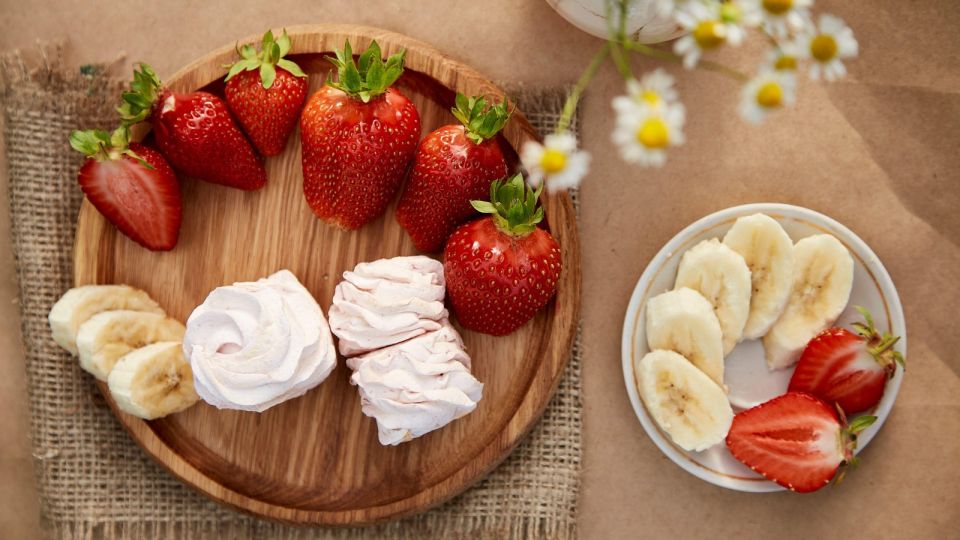 Заливной клубнично-банановый торт готовится 3 минуты: получается ресторанный десерт