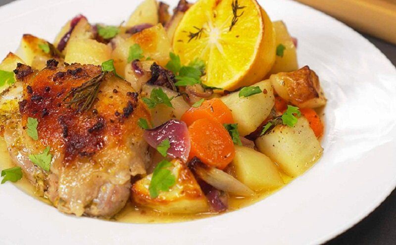 Ароматная курица с овощами на французский манер
