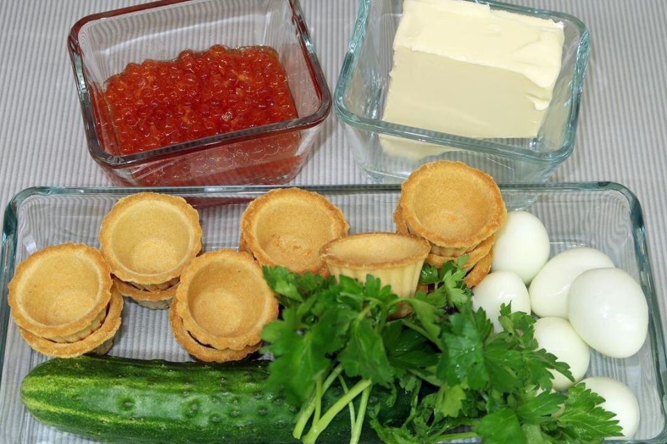 Волшебство на новогоднем столе: тарталетки с красной икрой и перепелиными яйцами